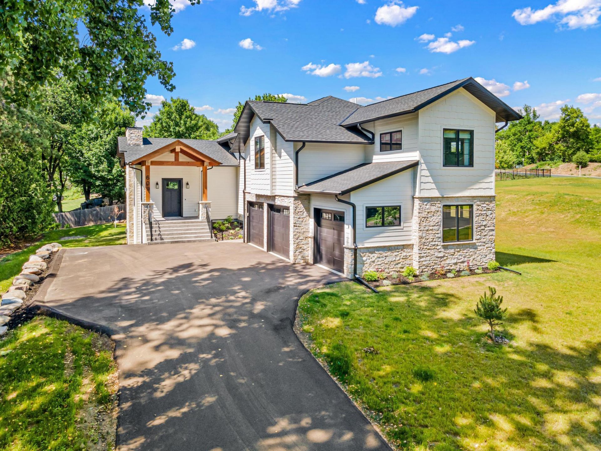 609 Callahan Place , Mendota Heights, MN 55118