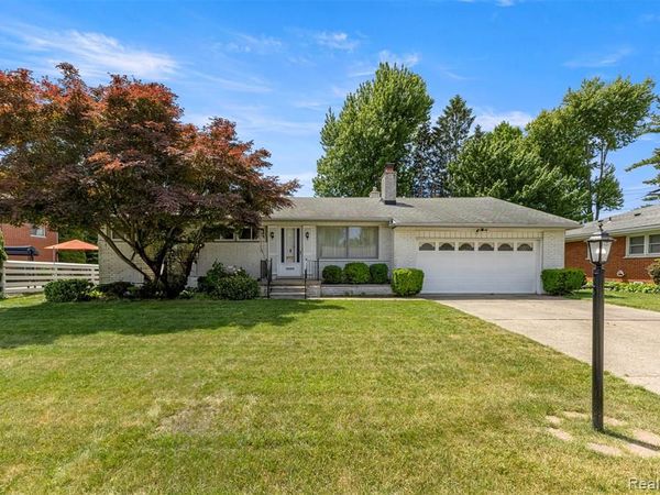 25429 Graceland Circle , Dearborn Heights, MI 48125