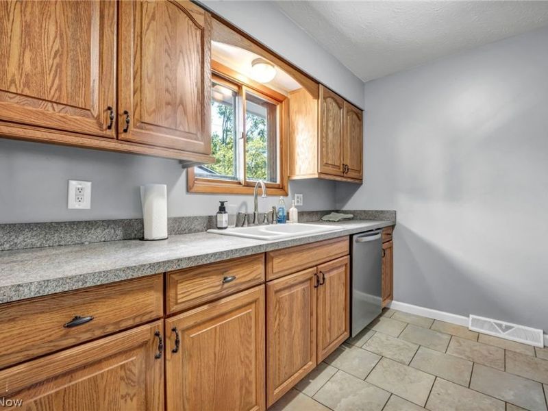 7386 Primrose Drive, Mentor on the Lake, OH 44060 Photo 11