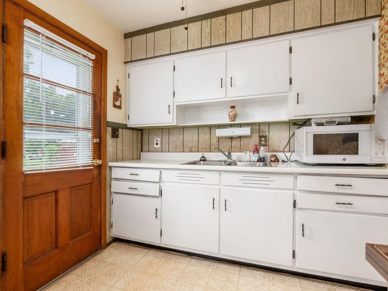 618 Savannah Drive , Columbus, OH 43228 Photo 8