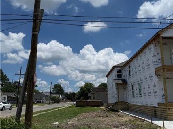 2145 PIETY Street , New Orleans, LA 70117