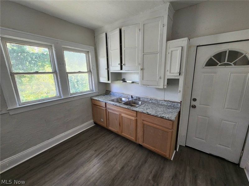 974 Eddy Road, Cleveland, OH 44108 Photo 13