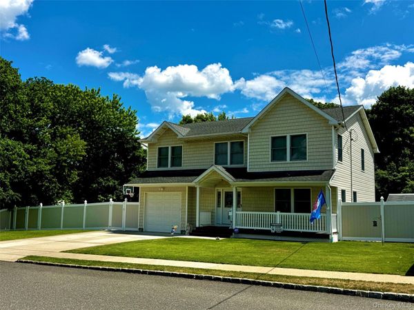 285 Daniel Street , Lindenhurst, NY 11757