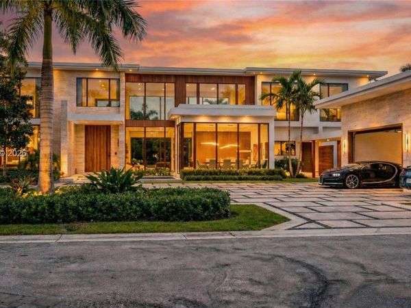 6100 W Suburban Dr, Pinecrest, FL 33156