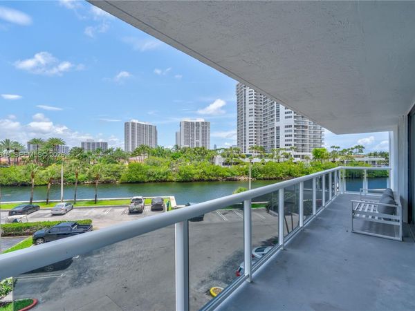 20505 E Country Club Dr , Unit 331, Aventura, FL 33180