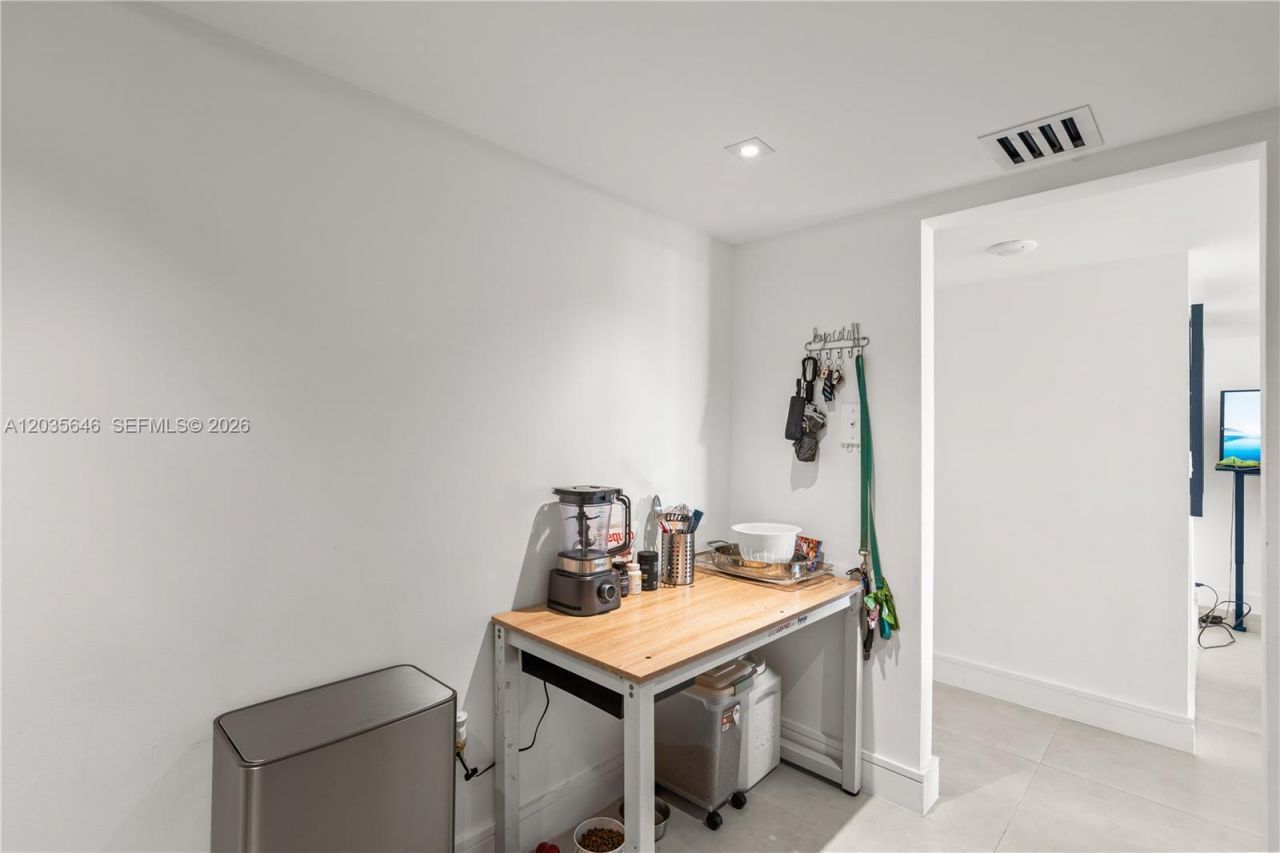 20505 E Country Club Dr , Unit 331, Aventura, FL 33180 Photo