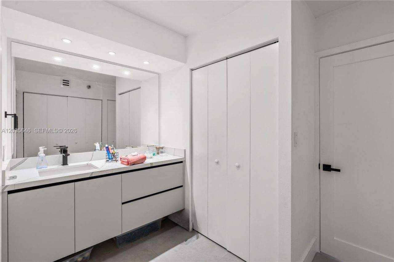 20505 E Country Club Dr , Unit 331, Aventura, FL 33180 Photo