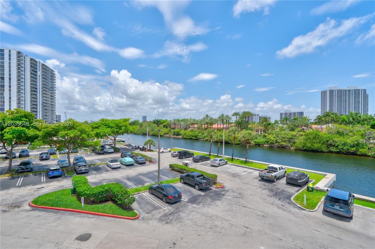 20505 E Country Club Dr , Unit 331, Aventura, FL 33180 Photo