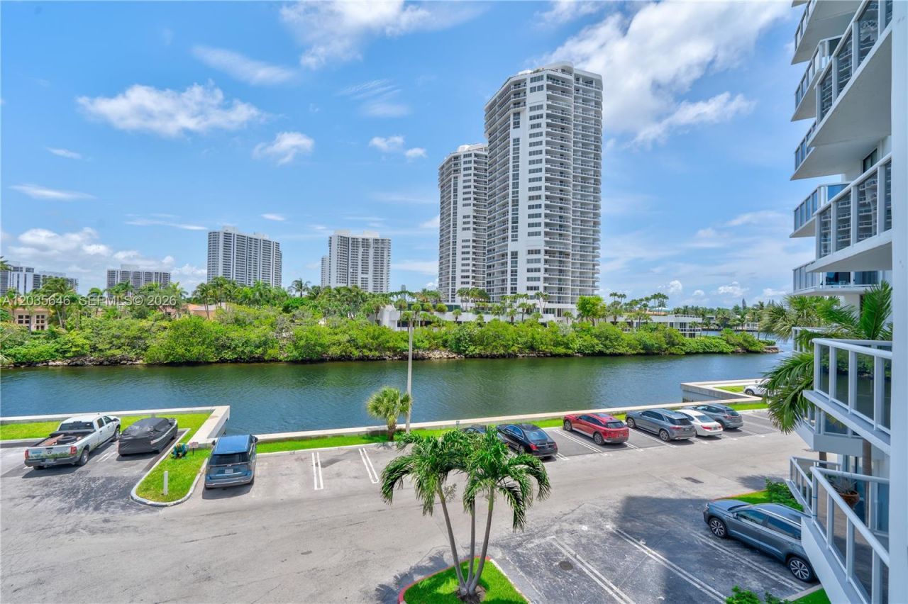 20505 E Country Club Dr , Unit 331, Aventura, FL 33180 Photo