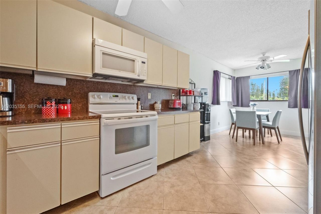 5598 Witney Dr, Unit 214, Delray Beach, FL 33484 Photo