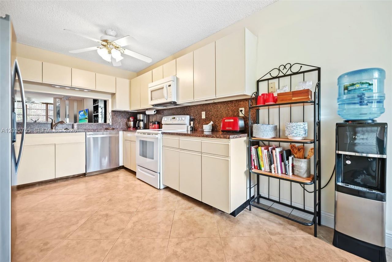 5598 Witney Dr, Unit 214, Delray Beach, FL 33484 Photo