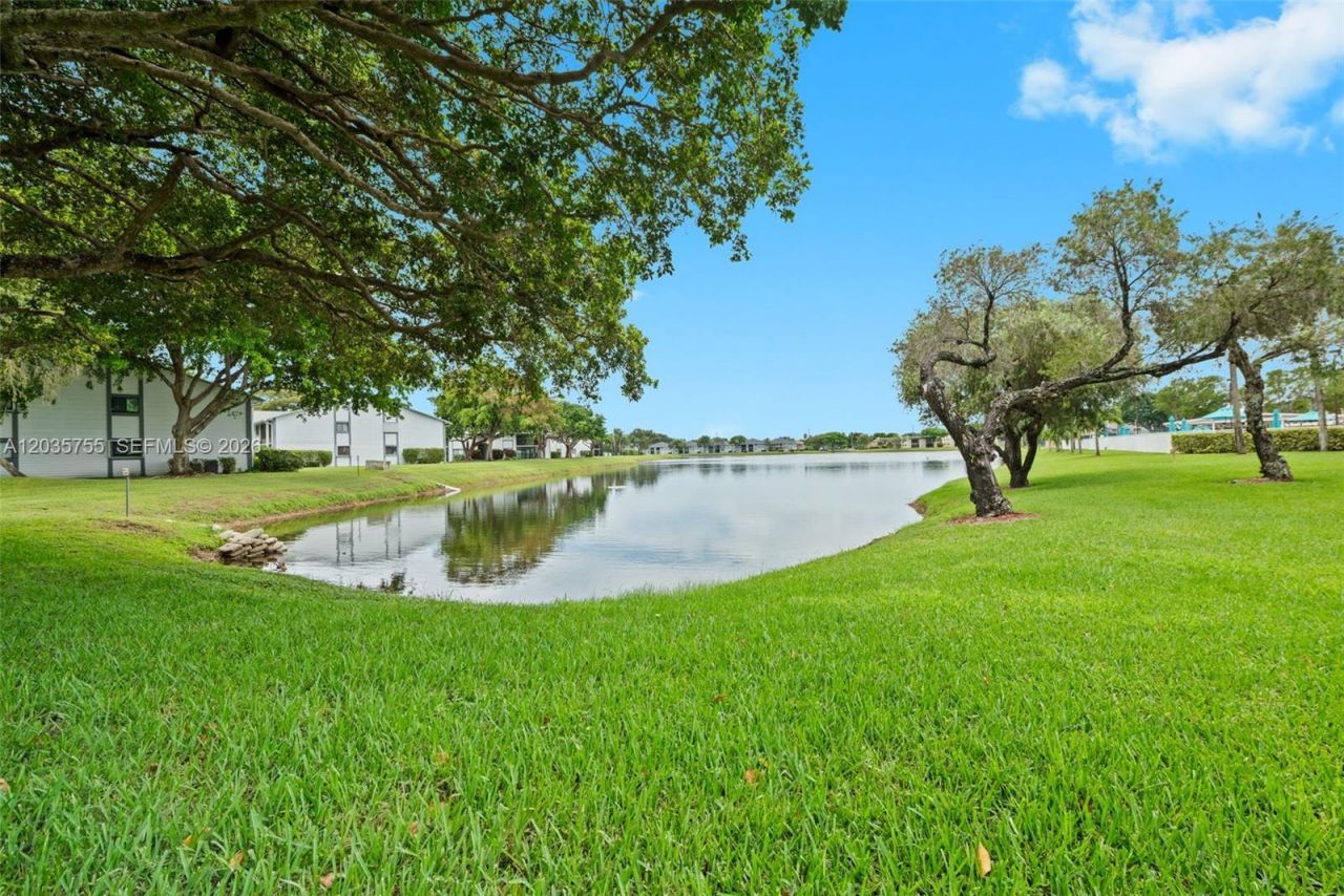 5598 Witney Dr, Unit 214, Delray Beach, FL 33484 Photo