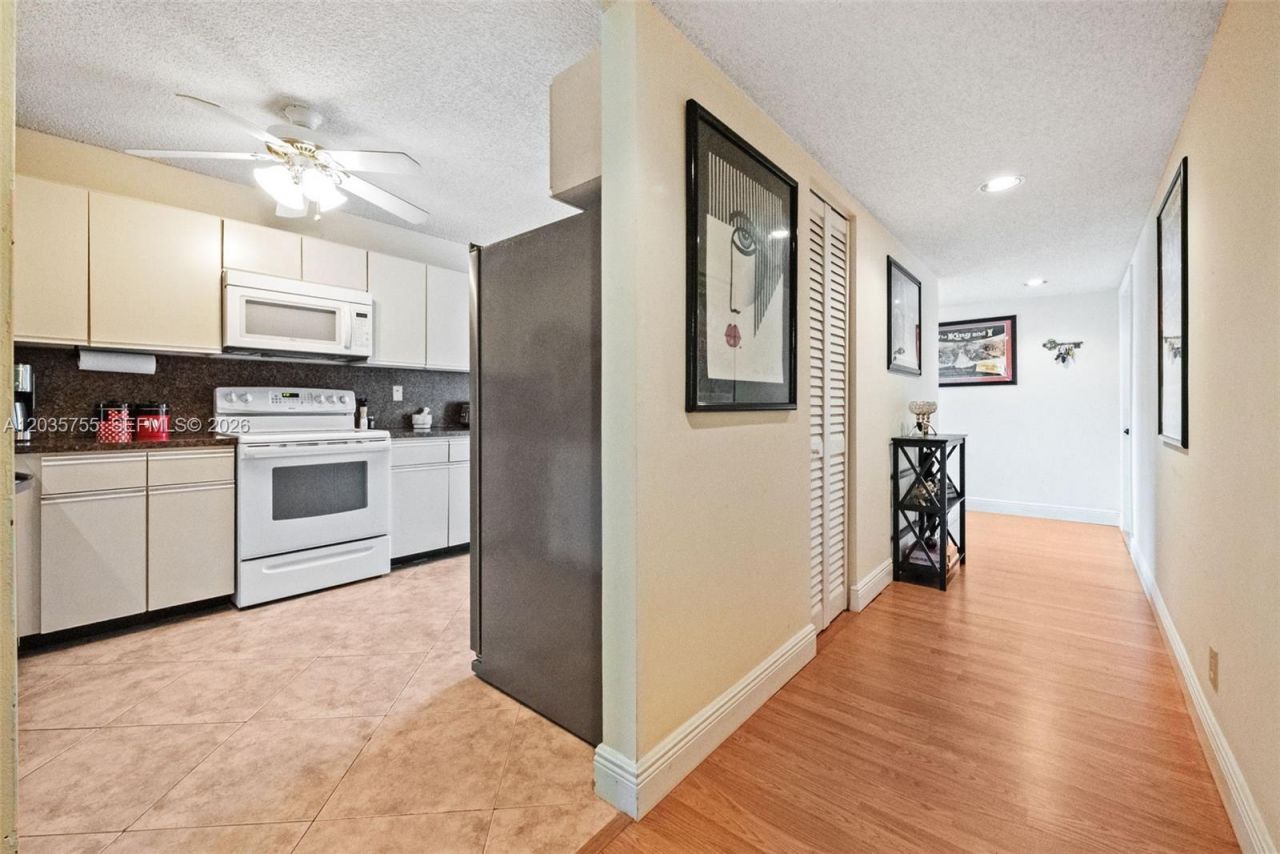 5598 Witney Dr, Unit 214, Delray Beach, FL 33484 Photo