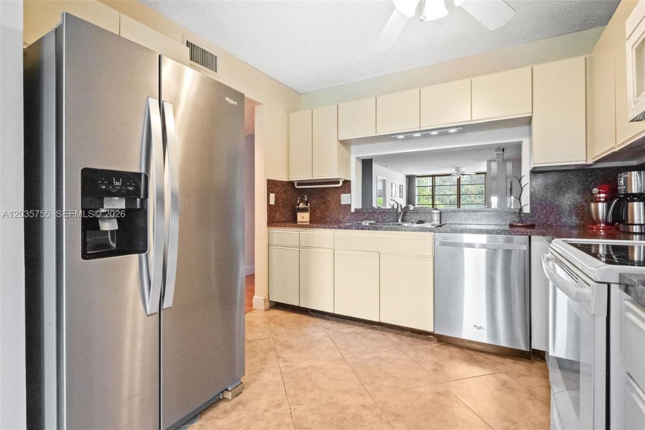 5598 Witney Dr, Unit 214, Delray Beach, FL 33484 Photo