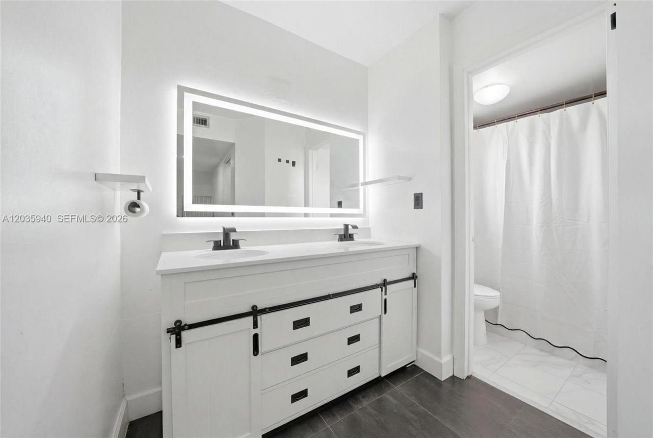 6855 W Broward Blvd , Unit 212, Plantation, FL 33317 Photo