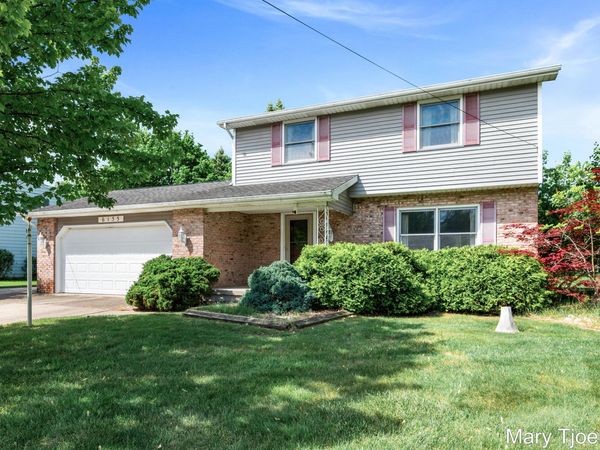 6155 Blythefield Avenue NE, Rockford, MI 49341