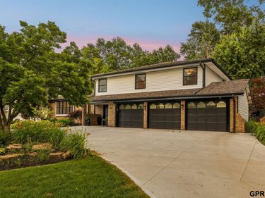 9933 Devonshire Drive, Omaha, NE 68114