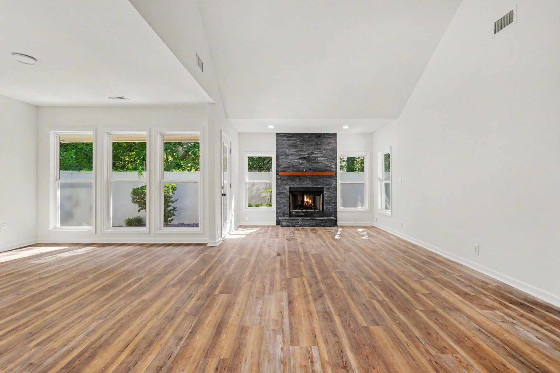 838 Heather Ln. Photo 5
