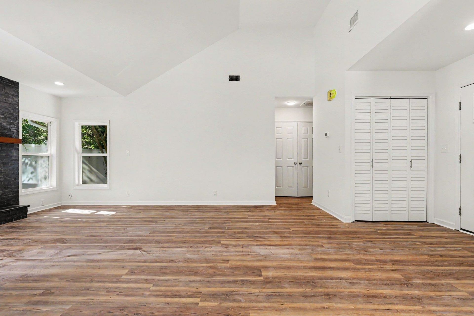 838 Heather Ln. Photo 6