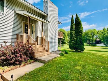 821 Clover Leaf Parkway NE, Blaine, MN 55434