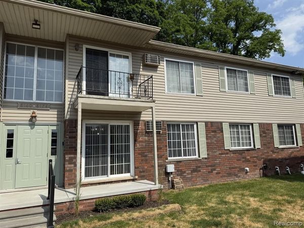 8162 24 Miled Rd , Shelby Twp, MI 48316