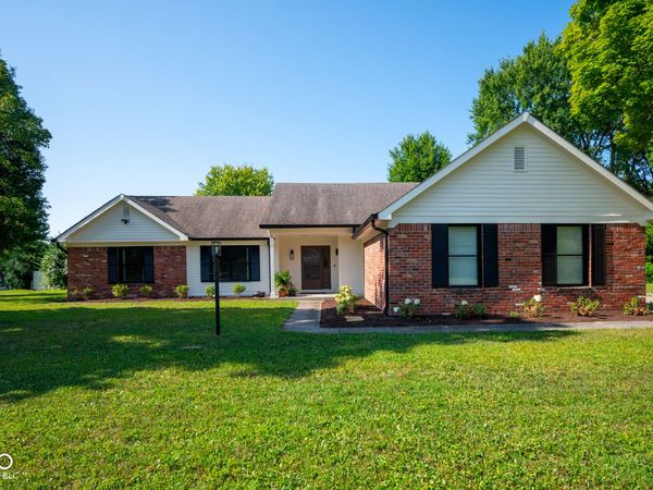 910 Williamsburg Lane, Zionsville, IN 46077