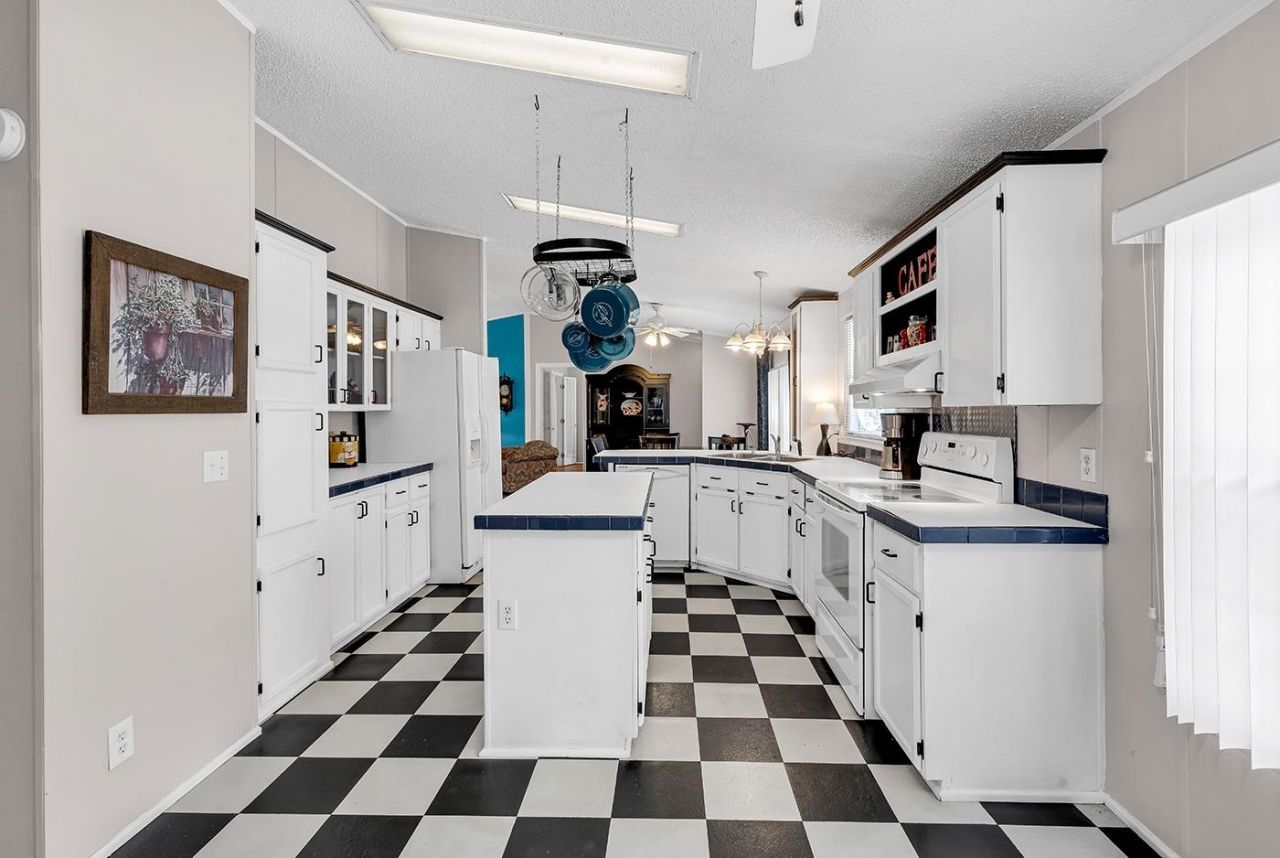 153 Queens Rd.  Photo 7