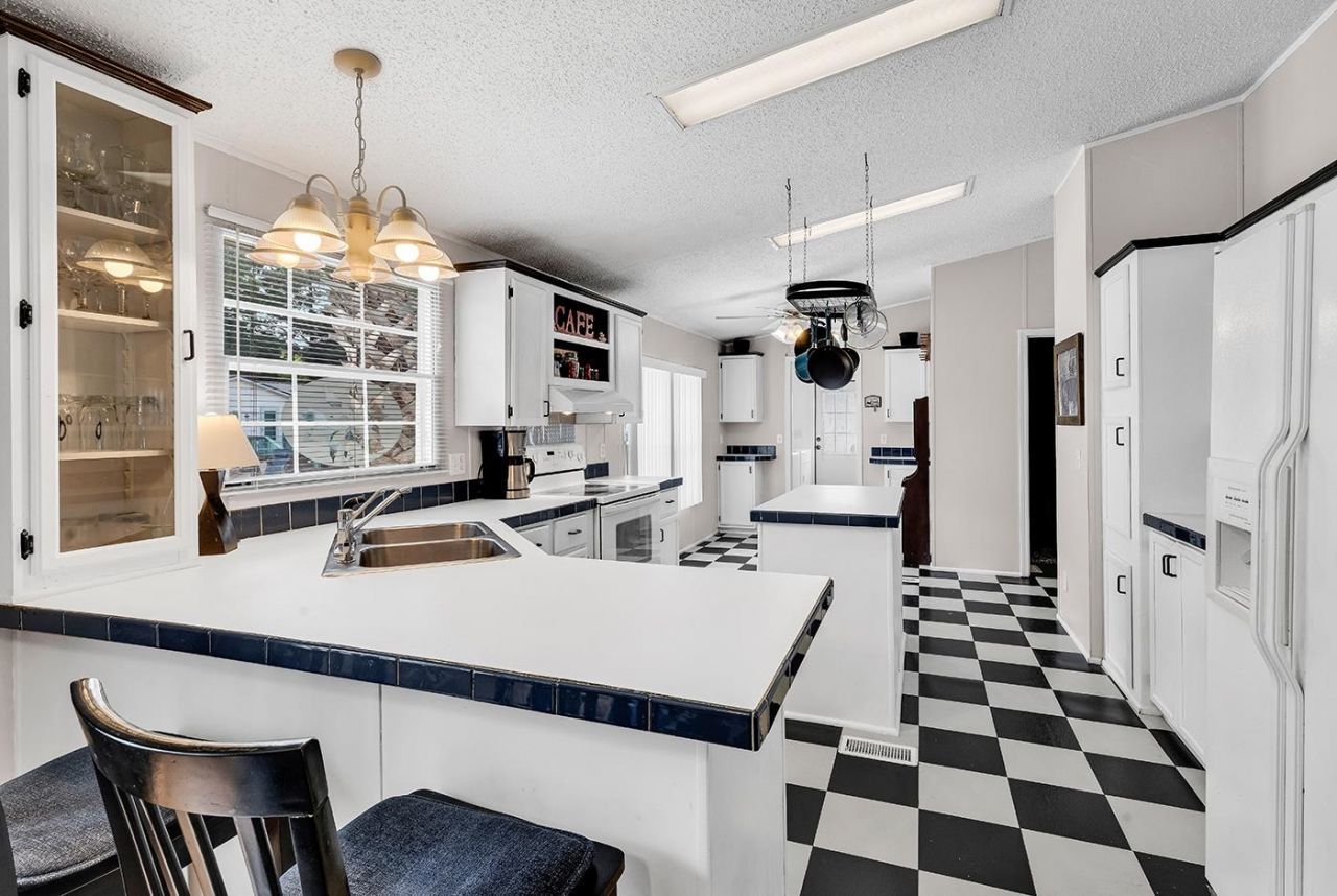 153 Queens Rd.  Photo 8