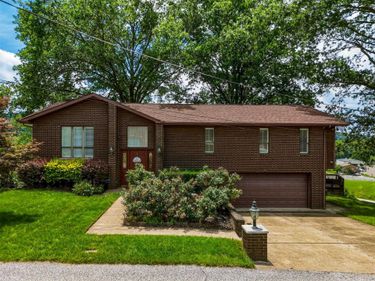 1 Compton Court, Milton, WV 25541