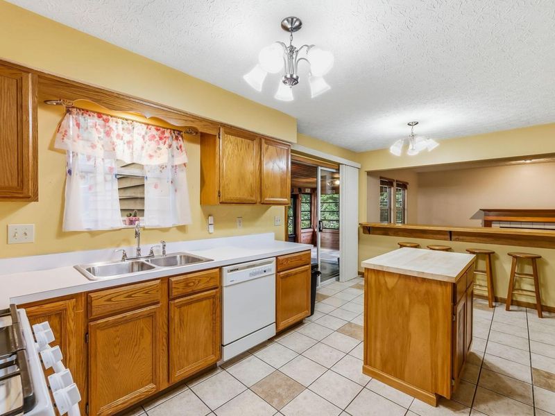 3694 STUNSAIL Lane , Columbus, OH 43221 Photo 12