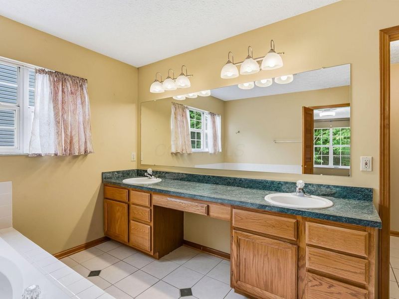 3694 STUNSAIL Lane , Columbus, OH 43221 Photo 33