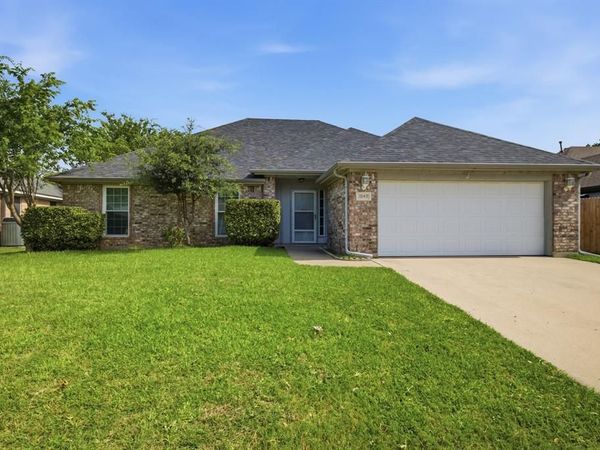 1040 Hillwood Drive , Saginaw, TX 76179
