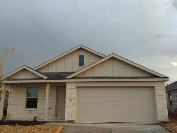 907 Wildflower Street, Ennis, TX 75119