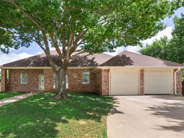 412 Springhill Court , Burleson, TX 76028