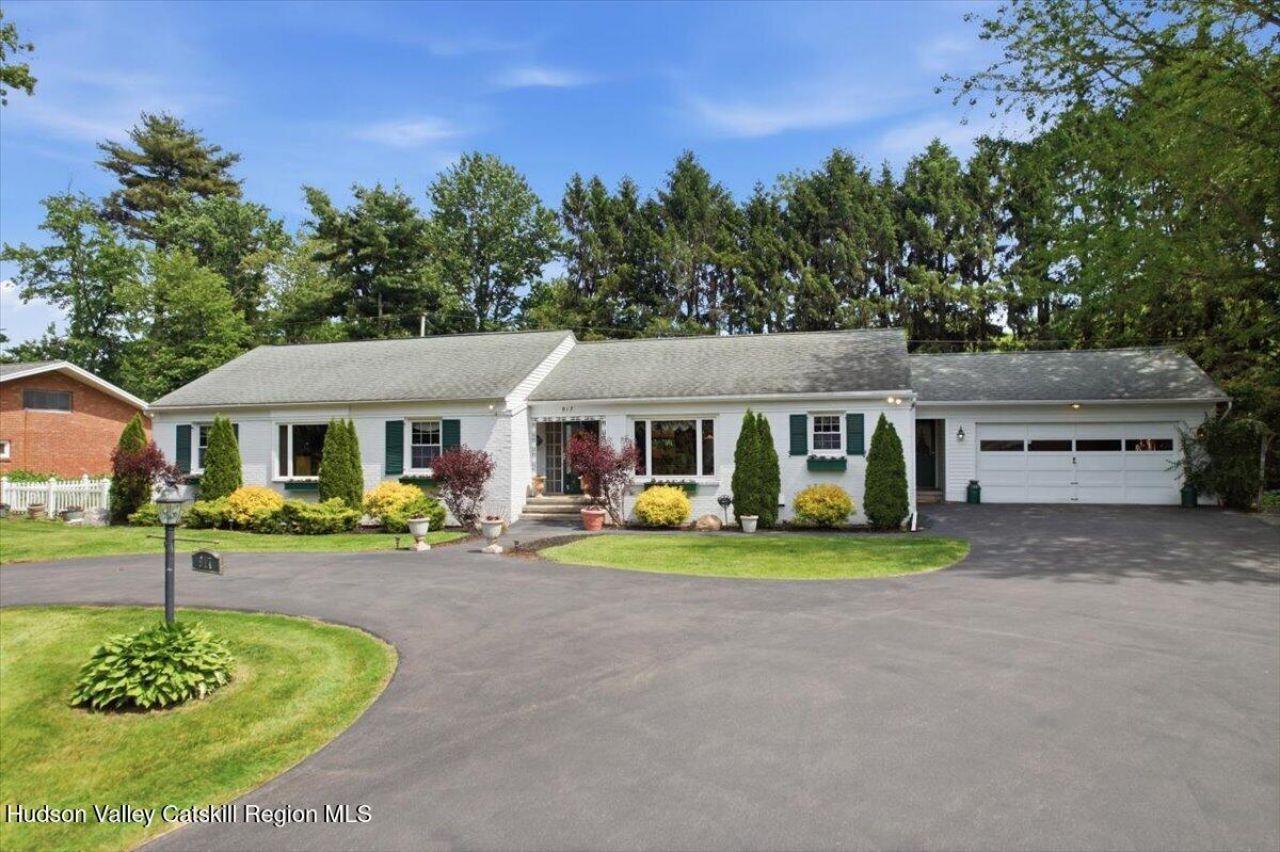 917 Londonderry Court, Schenectady, NY 12309 Main Photo