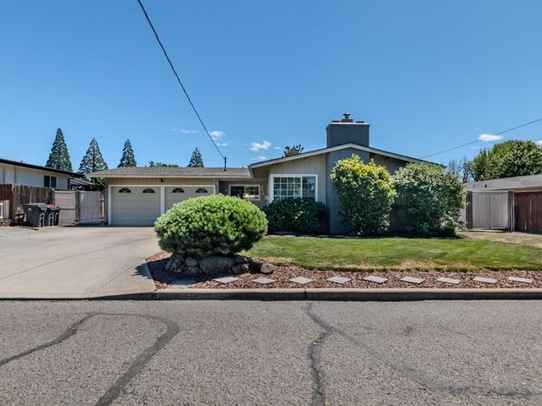 212 Windsor Way, Central Point, OR 97502