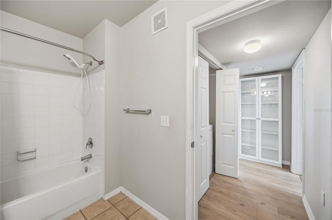 1025 Villagio Circle, Unit 208, Sarasota, FL 34237 Photo