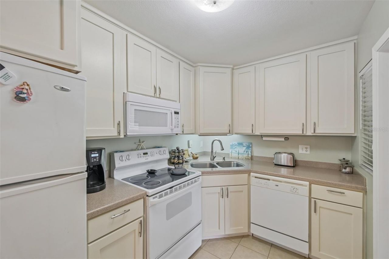 390 301 Boulevard W, Unit 4D, Bradenton, FL 34205 Photo