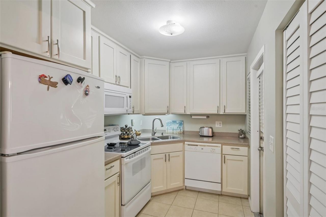390 301 Boulevard W, Unit 4D, Bradenton, FL 34205 Photo