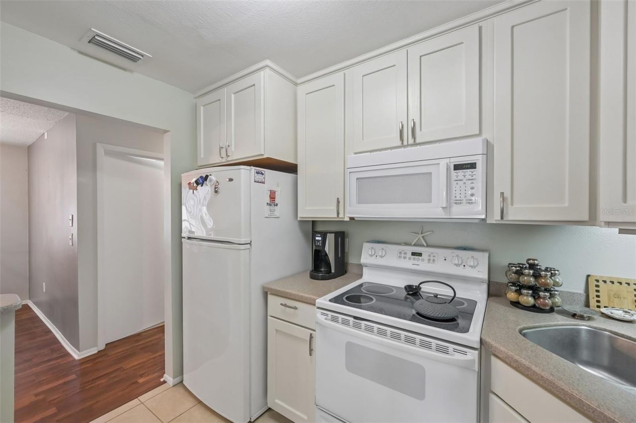 390 301 Boulevard W, Unit 4D, Bradenton, FL 34205 Photo