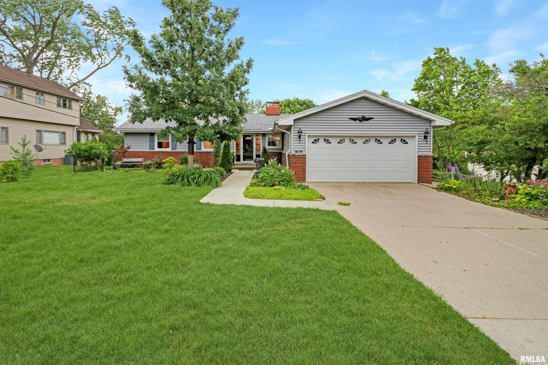 1912 W Riviera Drive, Peoria, IL 61614 Main Photo