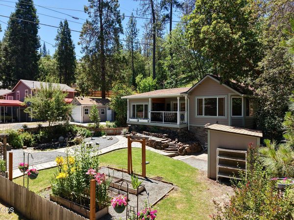 12 Pine Street, Shady Cove, OR 97539