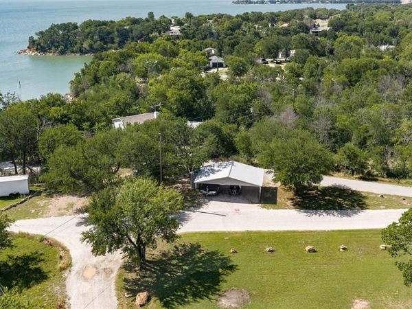402 Aqua Way, Lake Bridgeport, TX 76426