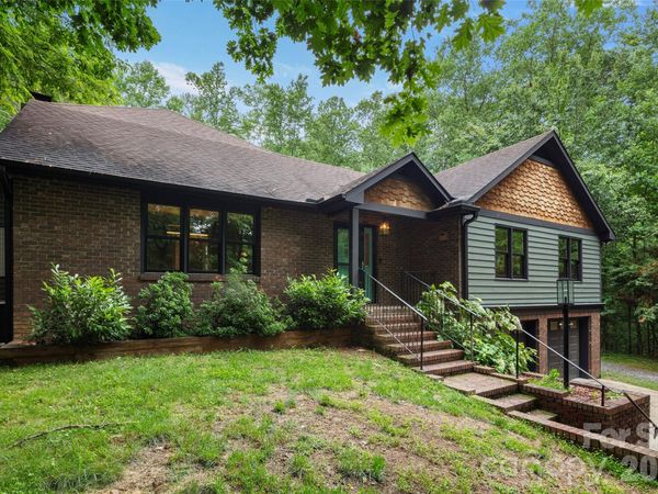 2000 Davis Mountain Road , Hendersonville, NC 28739