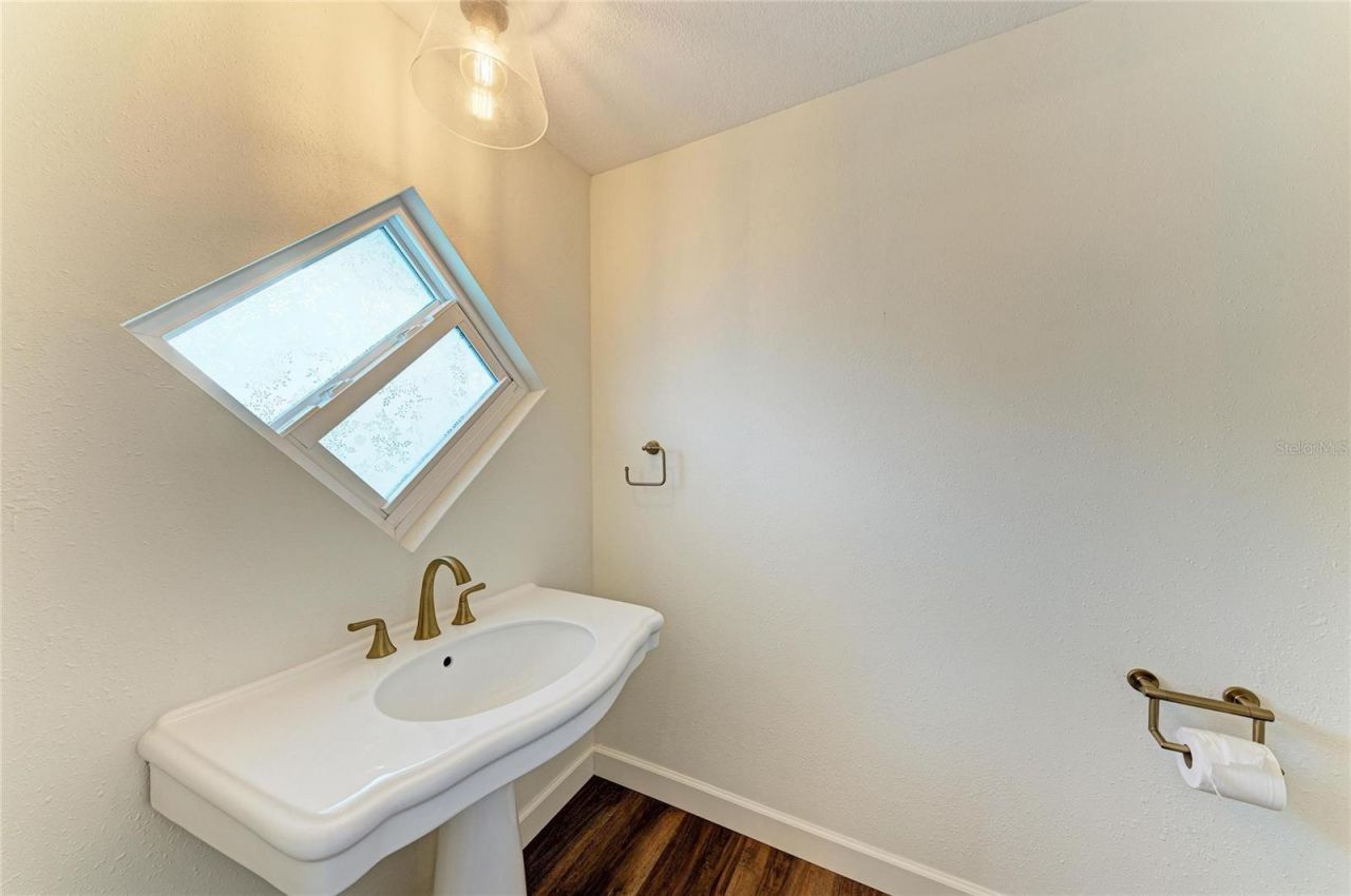 2317 S Tuttle Avenue , Sarasota, FL 34239 Photo