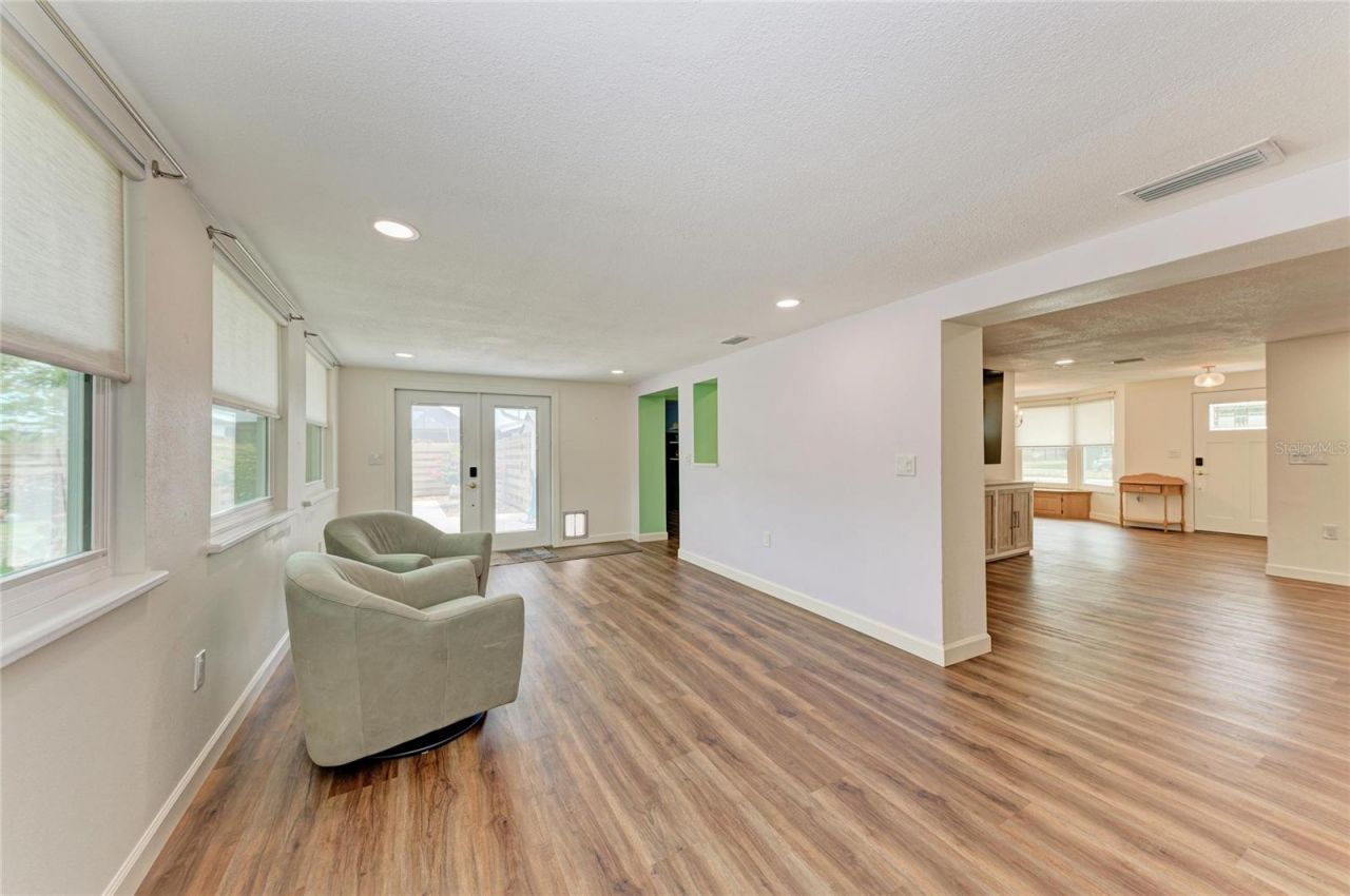 2317 S Tuttle Avenue , Sarasota, FL 34239 Photo