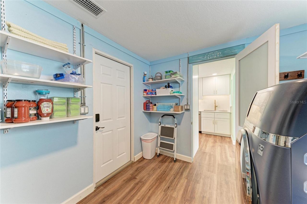 2317 S Tuttle Avenue , Sarasota, FL 34239 Photo