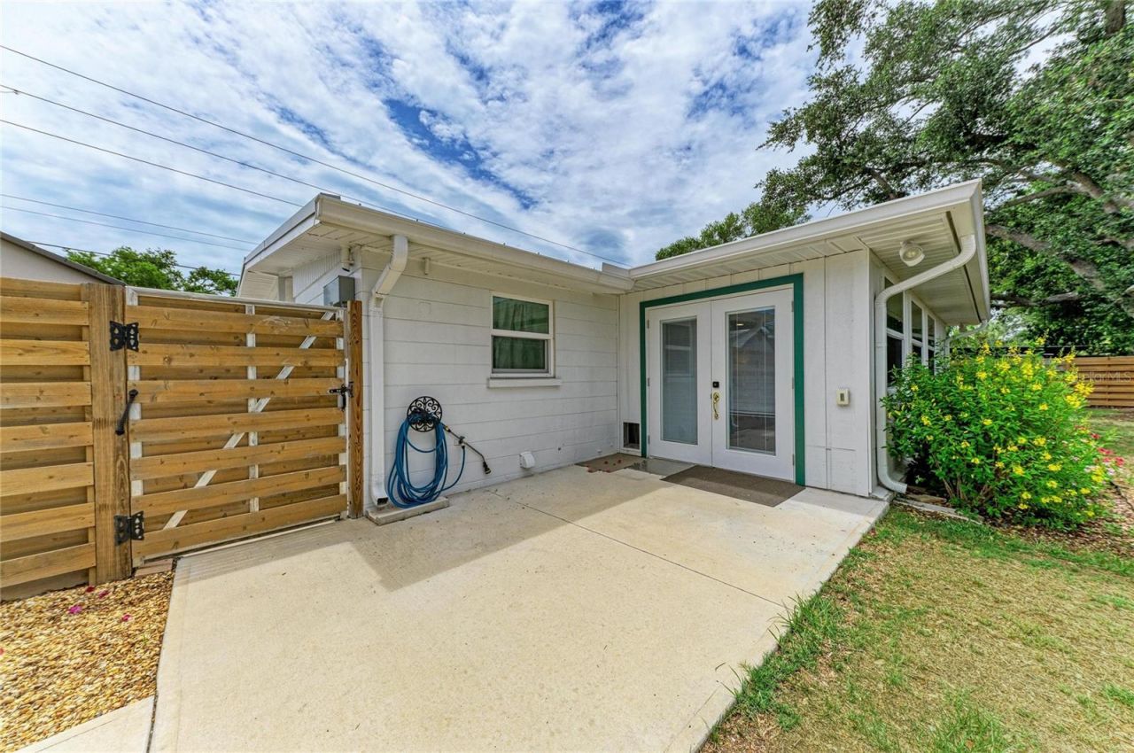 2317 S Tuttle Avenue , Sarasota, FL 34239 Photo