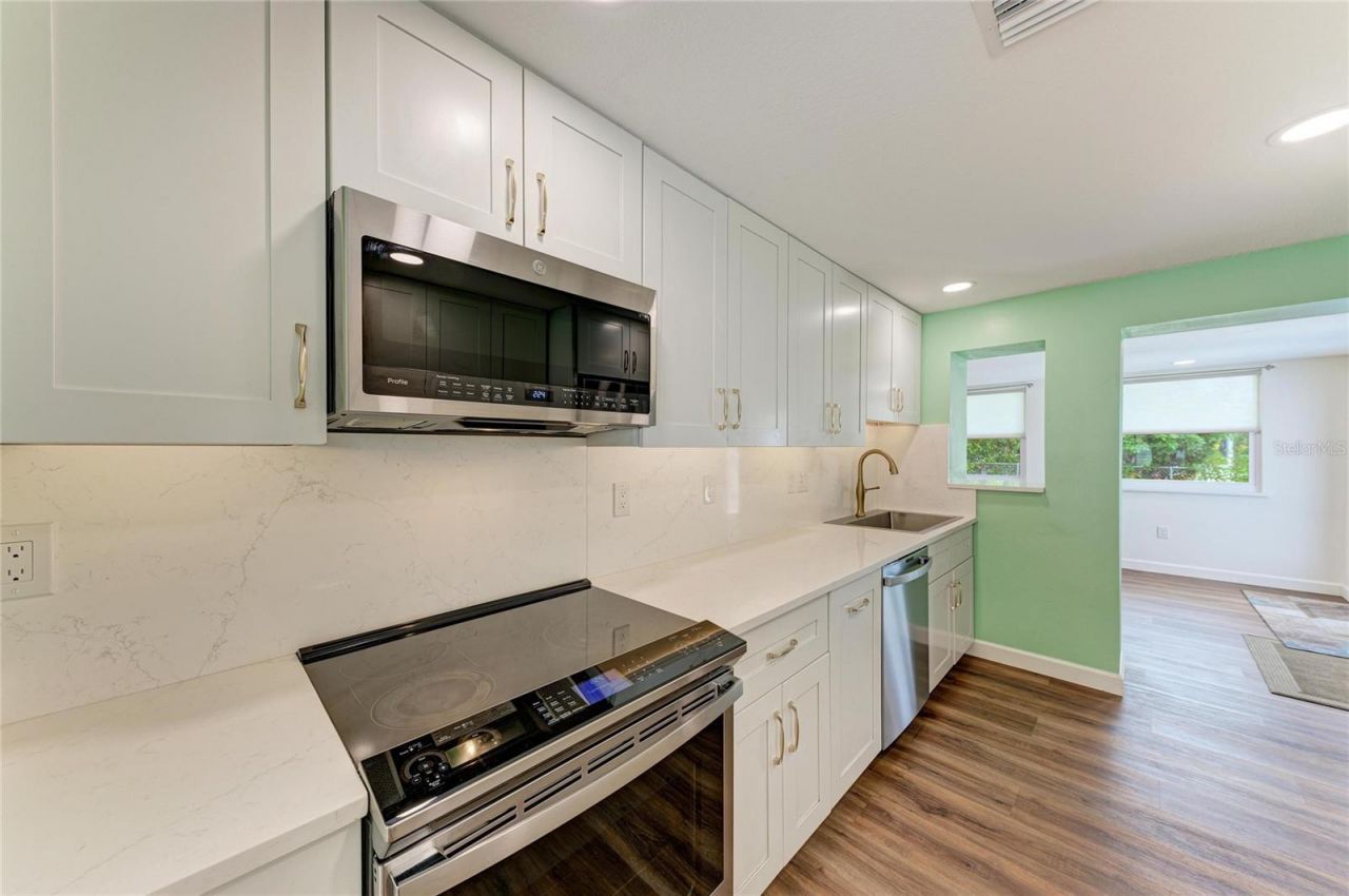 2317 S Tuttle Avenue , Sarasota, FL 34239 Photo