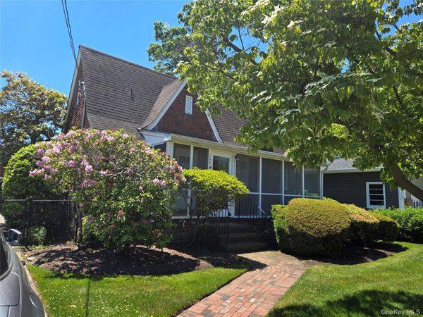 160 Glengariff Road , Massapequa Park, NY 11762